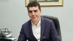 Министър Бонева смени шефа на АПИ