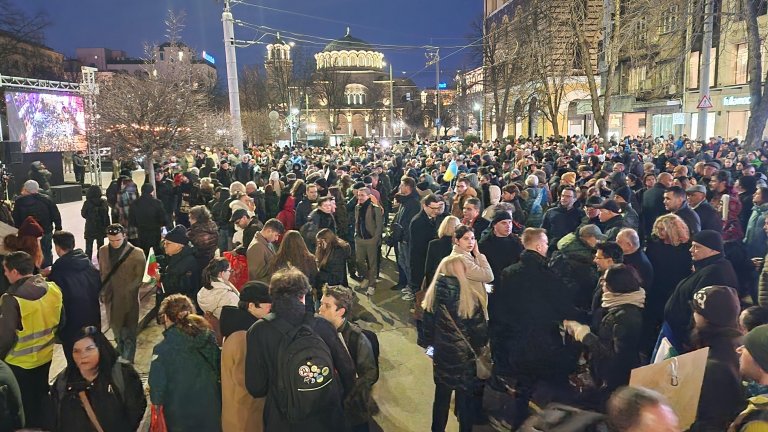 Сарафоff - Операция "Нищожен" 2 събра стотици протестиращи пред Съдебната палата (видео)