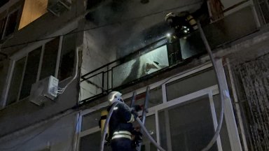 Необитаем апартамент пламна в блок в Хасково, 3 пожарни го гасиха (снимки/видео)