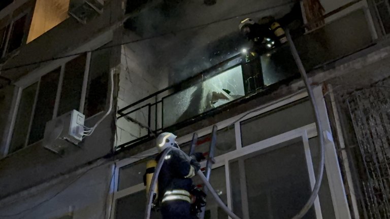 Необитаем апартамент пламна в блок в Хасково, 3 пожарни го гасиха (снимки/видео)