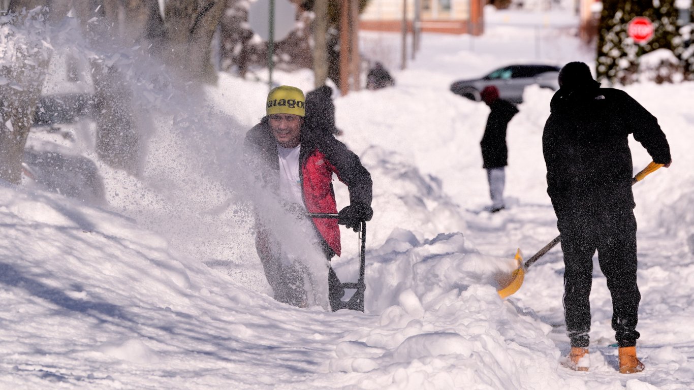 В североизточната част на САЩ отново падна сняг, докато регионът се бори с последиците от последната буря