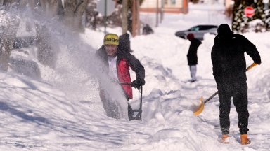 В североизточната част на САЩ отново падна сняг, докато регионът се бори с последиците от последната буря
