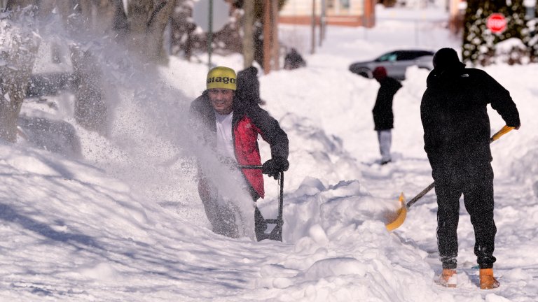 В североизточната част на САЩ отново падна сняг, докато регионът се бори с последиците от последната буря