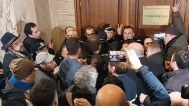 Протестиращи срещу Сарафов обсадиха кабинета му, влязоха в сблъсък с полицията (снимки/видео)