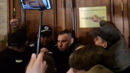 Протестиращи срещу Сарафов щурмуваха кабинета му в сблъсък с полицията (снимки/видео)