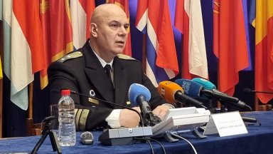 ВМС за потъналия риболовен кораб: Спасителният плот не се е отворил, не е имало мини в района