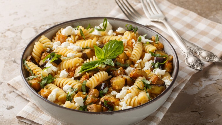 Бърза и много лесна паста с патладжани и козе сирене