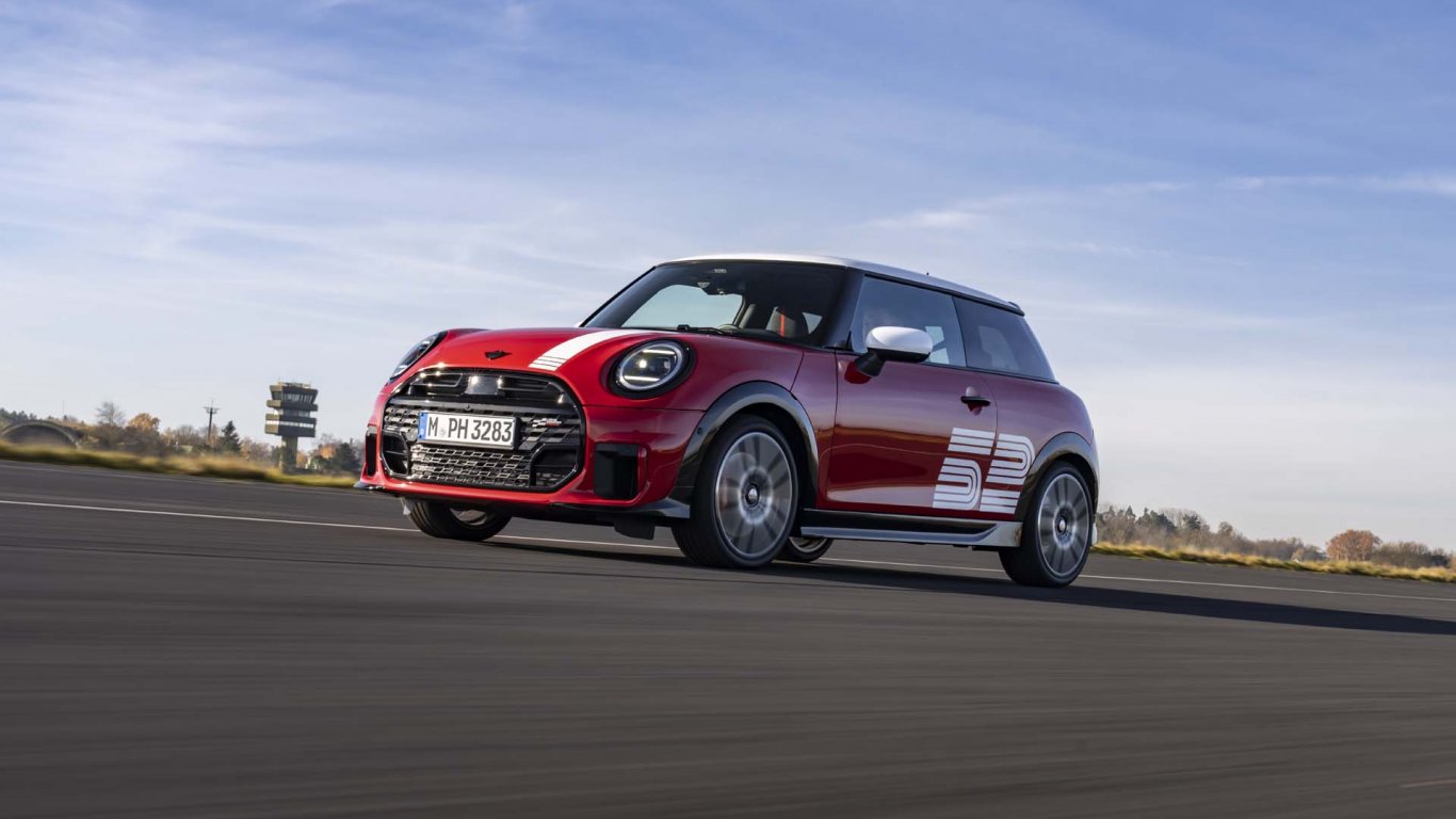 MINI връща към живота победителя в моторните спортове