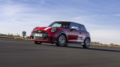 MINI връща към живота победителя в моторните спортове