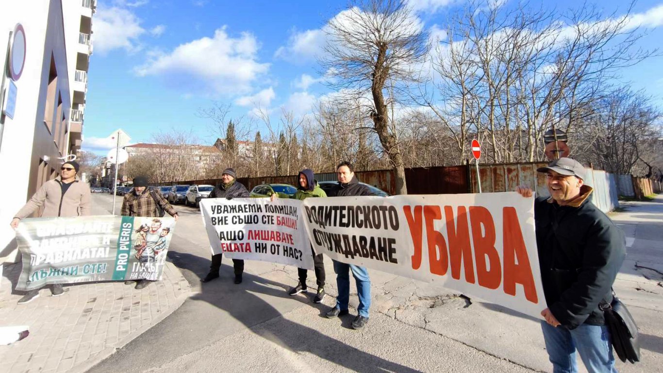 "Съдът решава, майките пречат“:  Бащи излязоха на протест във Варна