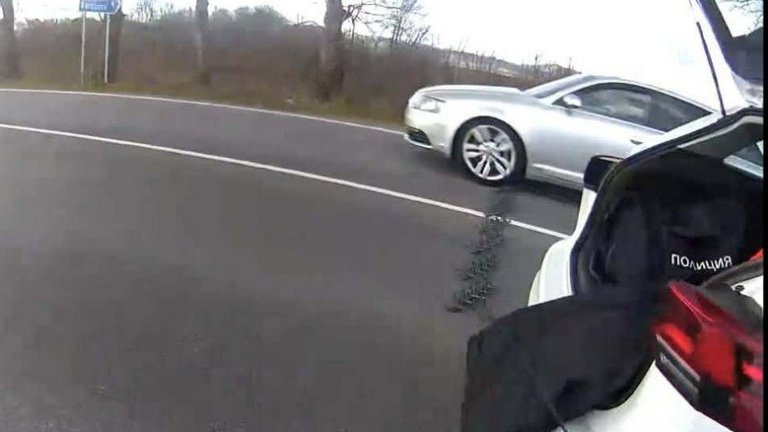 Полицаи от два града гониха водач без книжка и с чужди номера, спряха го с шипове (снимки)