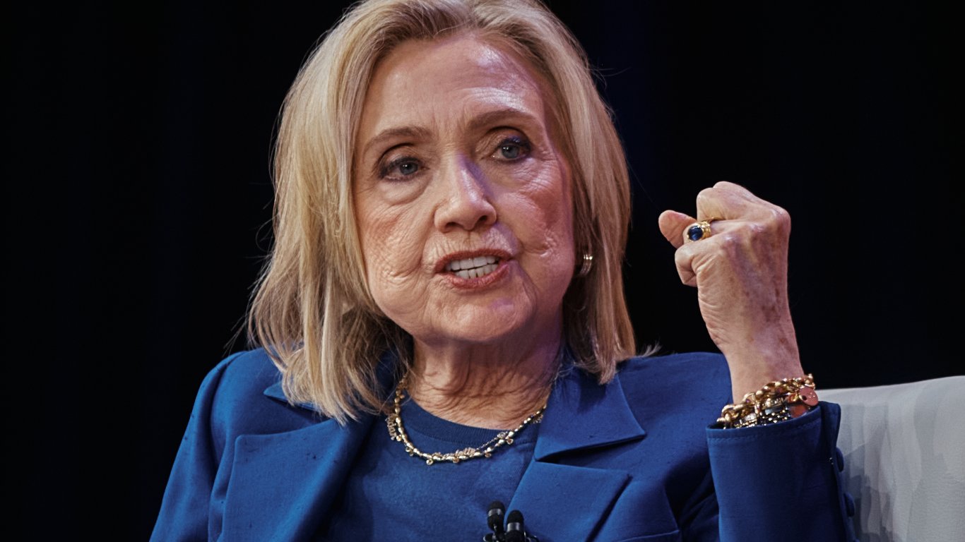 Хилари Клинтън даде показания по аферата "Епстийн"