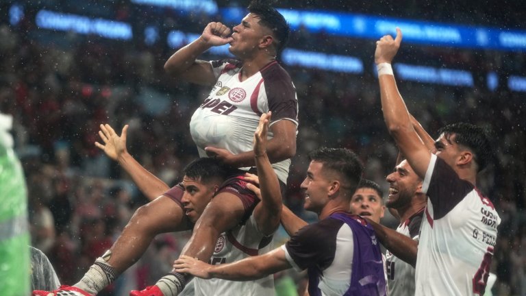 Аржентинци разплакаха "Маракана" под пороя и откраднаха Суперкупата