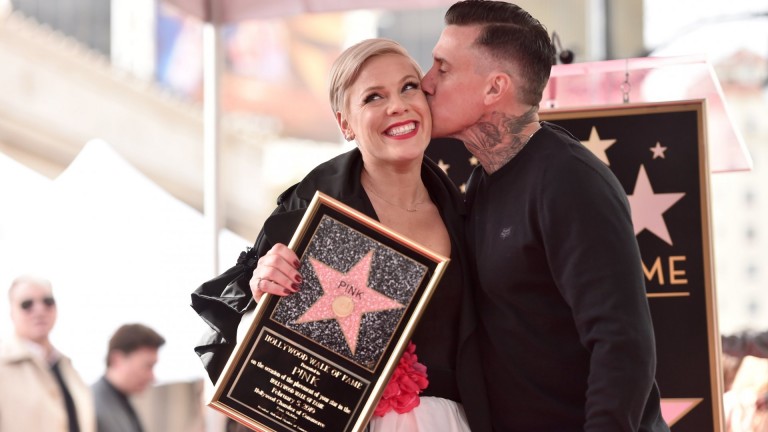 Медии: Пинк и мъжът й се разделиха, тя го обяви за фалшива новина