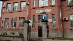 Ремонтират основно училището в село Русокастро