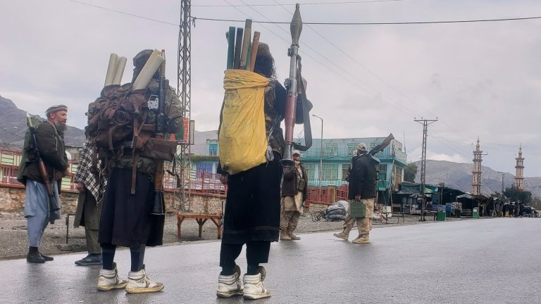 Исламабад обяви, че вече е в открита война с афганистанските талибани