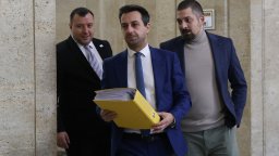 "Възраждане“ се регистрира в ЦИК за изборите с 6000 подписа и амбиция за победа