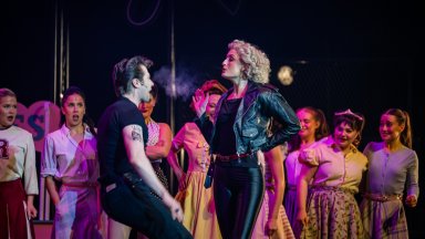 Фурор в Зала 1 на НДК: "Брилянтин" разпали страстите в София още в първата си вечер