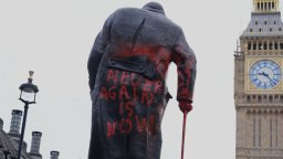 Статуята на Чърчил в Лондон осъмна с надписи "ционистки военнопрестъпник"