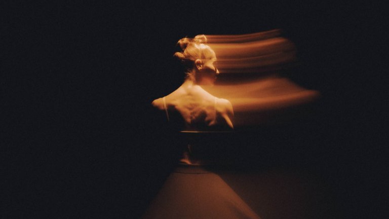 Балет "Арабеск" представя Behind you - танцов моноспектакъл