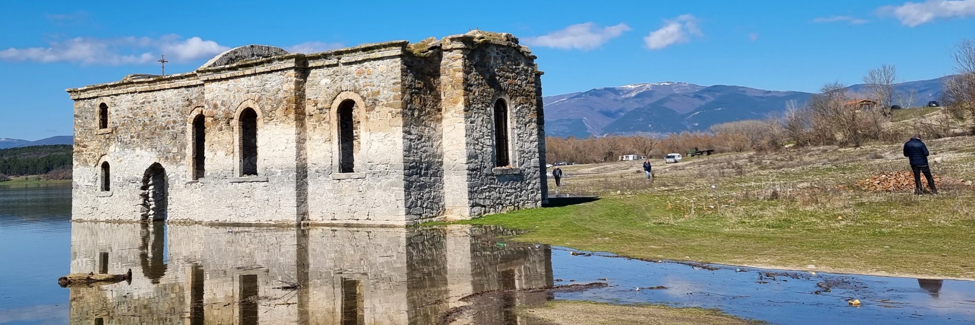 След години суша, водите на язовир "Жребчево“ отново достигнаха Потопената църква (снимки)