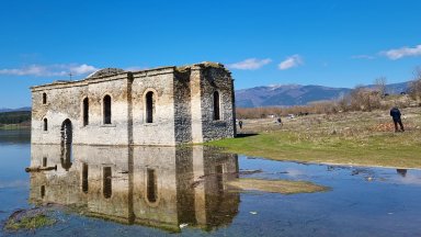 След години суша, водите на язовир "Жребчево“ отново достигнаха Потопената църква (снимки)