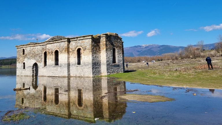 След години суша, водите на язовир "Жребчево“ отново достигнаха Потопената църква (снимки)