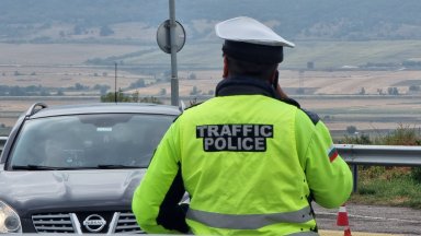 Сблъсък между бус и лека кола блокира движението на "Тракия" край Пловдив