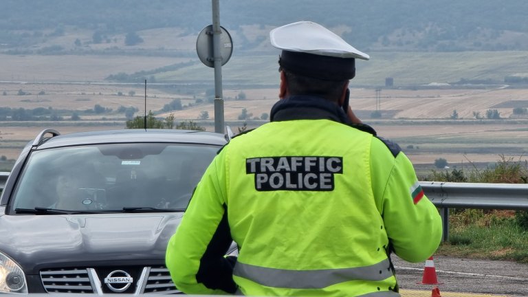 Сблъсък между бус и лека кола блокира движението на "Тракия" край Пловдив