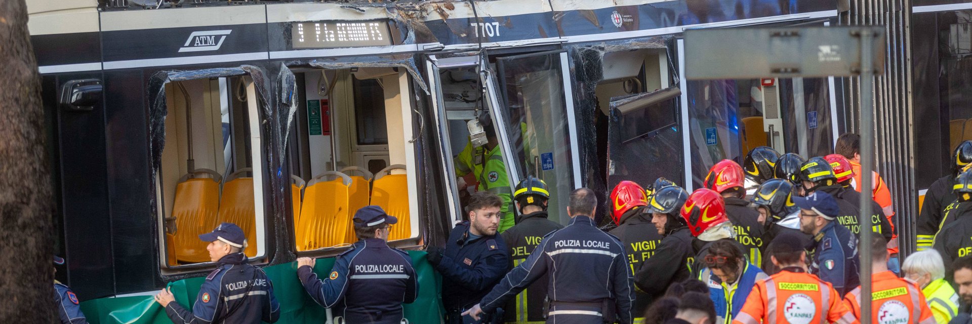 Трамвай дерайлира в Милано, двама души загинаха, ранените са 39 (снимки/видео)