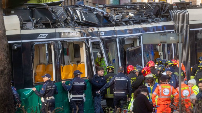 Трамвай дерайлира в Милано, смаза пешеходец и рани най-малко 39 пътници (снимки/видео)