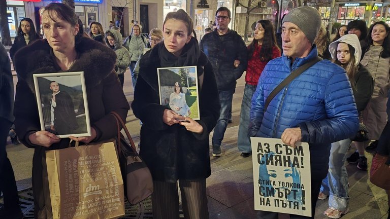 Близки на загинали на пътя на протест срещу присъдите подигравки с жертвите (снимки)