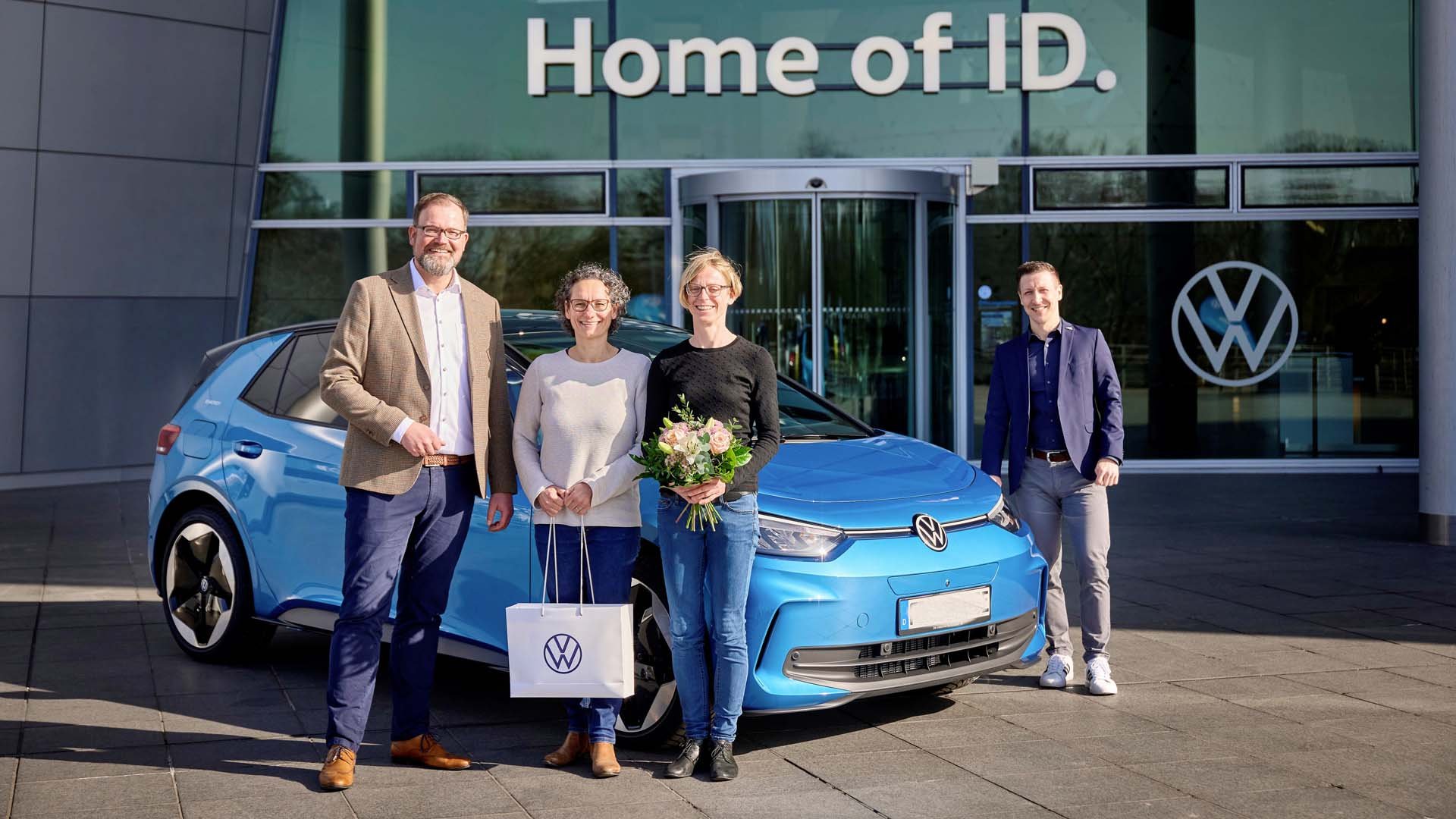 Двумиллионният автомобил е ID.3, който беше официално предаден на клиентката Кирстен Формброк в „Прозрачната фабрика“ в Дрезден