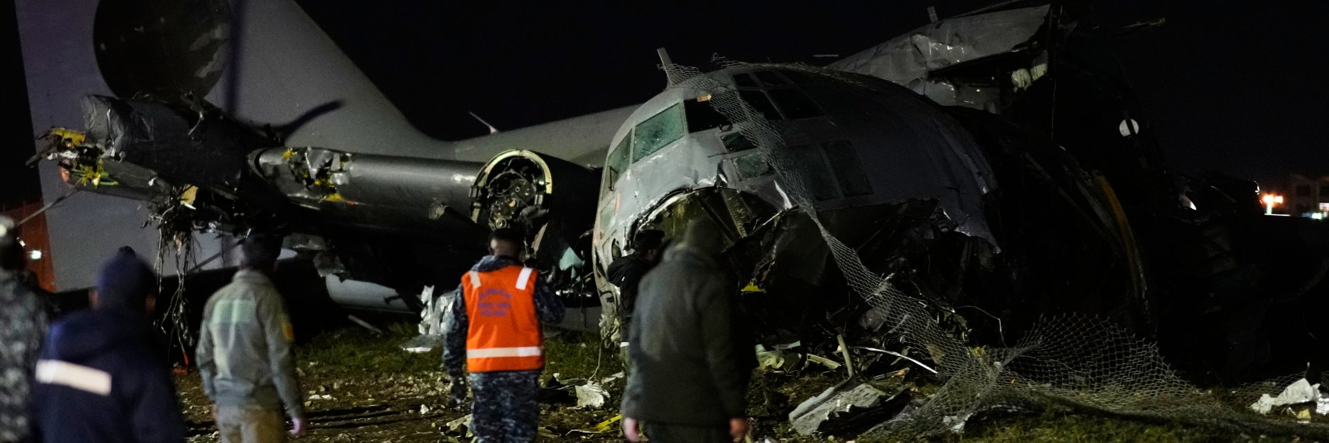 Товарен военен самолет, превозващ пари, се разби край столицата на Боливия (снимки/видео)