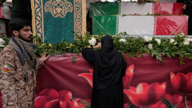 Иран обяви 40-дневен траур, опечалени и ликуващи се смесиха по улиците (видео)