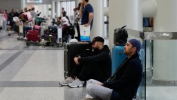 Бъдете нащрек сред хаоса: Измамници крадат лични данни и пари от блокираните туристи в Близкия изток