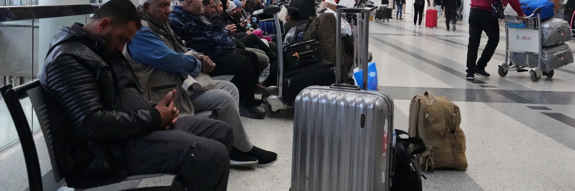 Стотици хиляди са блокирани в Близкия изток заради спирането на полетите (снимки)
