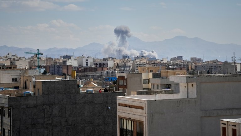 Сградата на сръбското посолство в Техеран е повредена от шрапнели, местят персонала в Баку