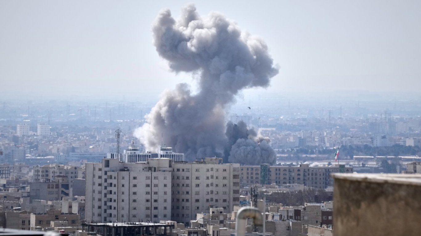 Серия от мащабни взривове разтърсиха центъра на Техеран в късните