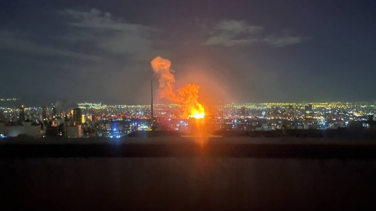 Бомбардирана е и Иранската държавна телевизия (видео)