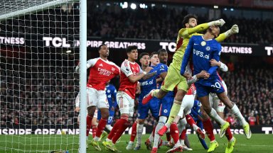 Добрите стари корнери и вратарят измъкнаха Арсенал в здраво дерби с Челси