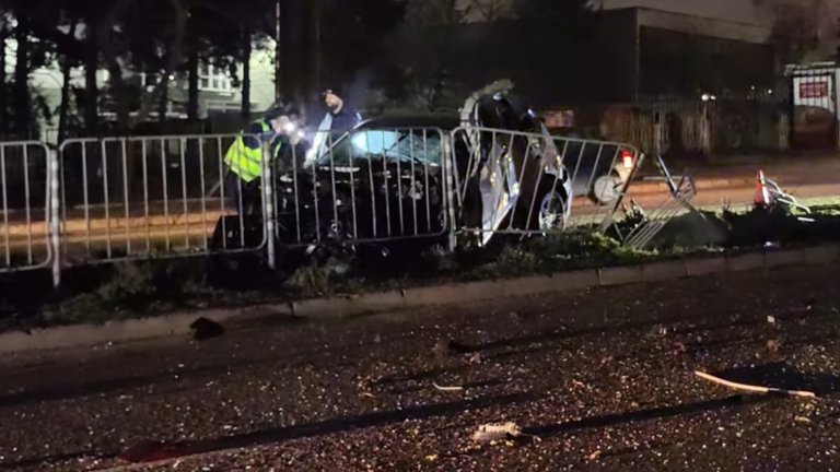 Тежката катастрофа след удар в стълб на русенски булевард (видео)