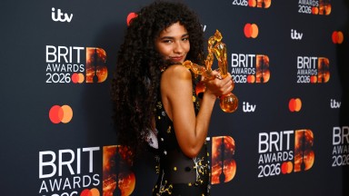 Оливия Дийн триумфира на наградите "Брит" с четири статуетки