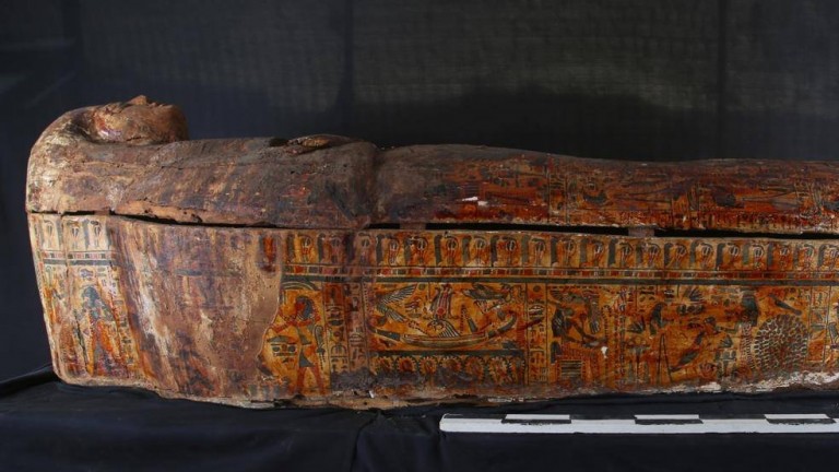 Египетски археолози откриха скривалище с цветни саркофази и редки папируси