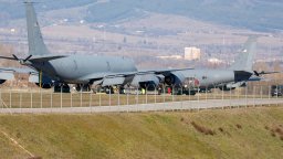 От летището в София излетяха 4 US военни самолета, пристигнаха нови 5 (снимки)