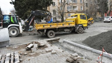 В Центъра на Бургас общината прави паркинги между жилищните блокове