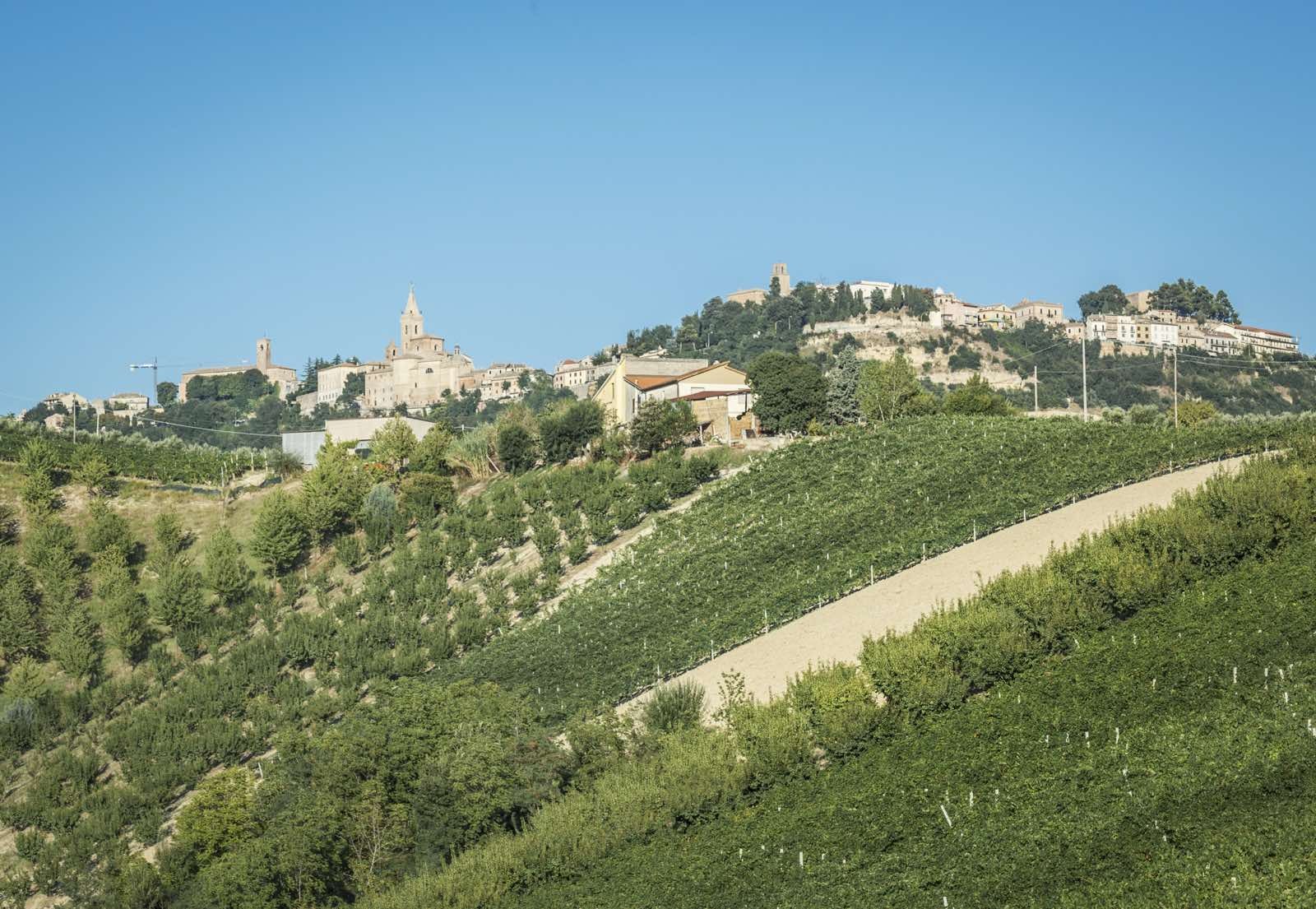 Малкото хълмисто селце се гордее с разкошни гледки към заобикалящата го природа