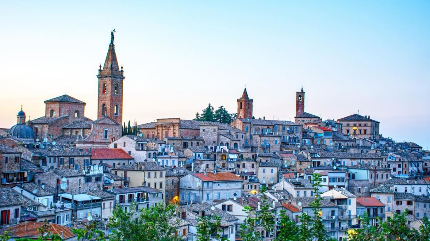 Селцето Рипатрансоне и най-тясната уличка в Италия, която е скрита в него