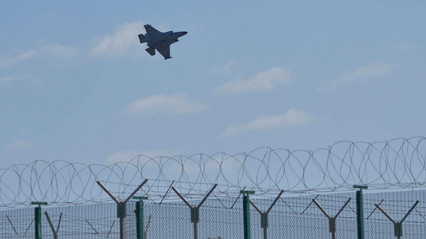 Турция разположи F-16 и ПВО в Северен Кипър, Макрон пристига на острова след разговор с Тръмп