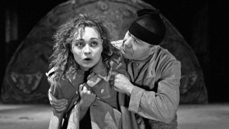 Ана Вълчанова: Аз съм много благодарна на театъра, че ме направи по-свободен човек